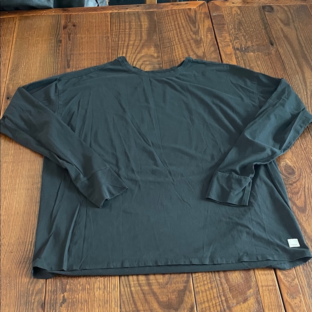 Vuori long sleeve black Tshirt, size medium